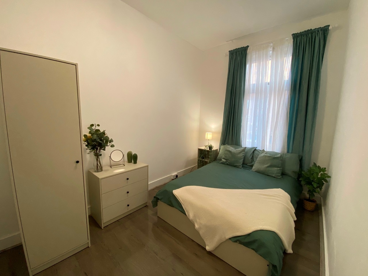 Canning Town 2 Bed Flat, Barking Road, E16 To Rent Now for £1,750.