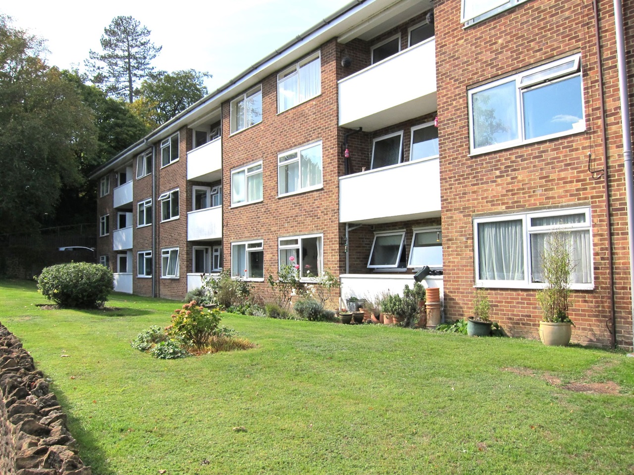 Guildford 1 Bed Flat, Guildown Road, GU2 To Rent Now for £1,075.00 p/m