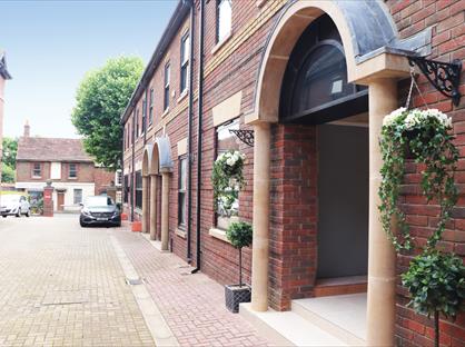 1 Bed Flat, Mount Mews, TW12