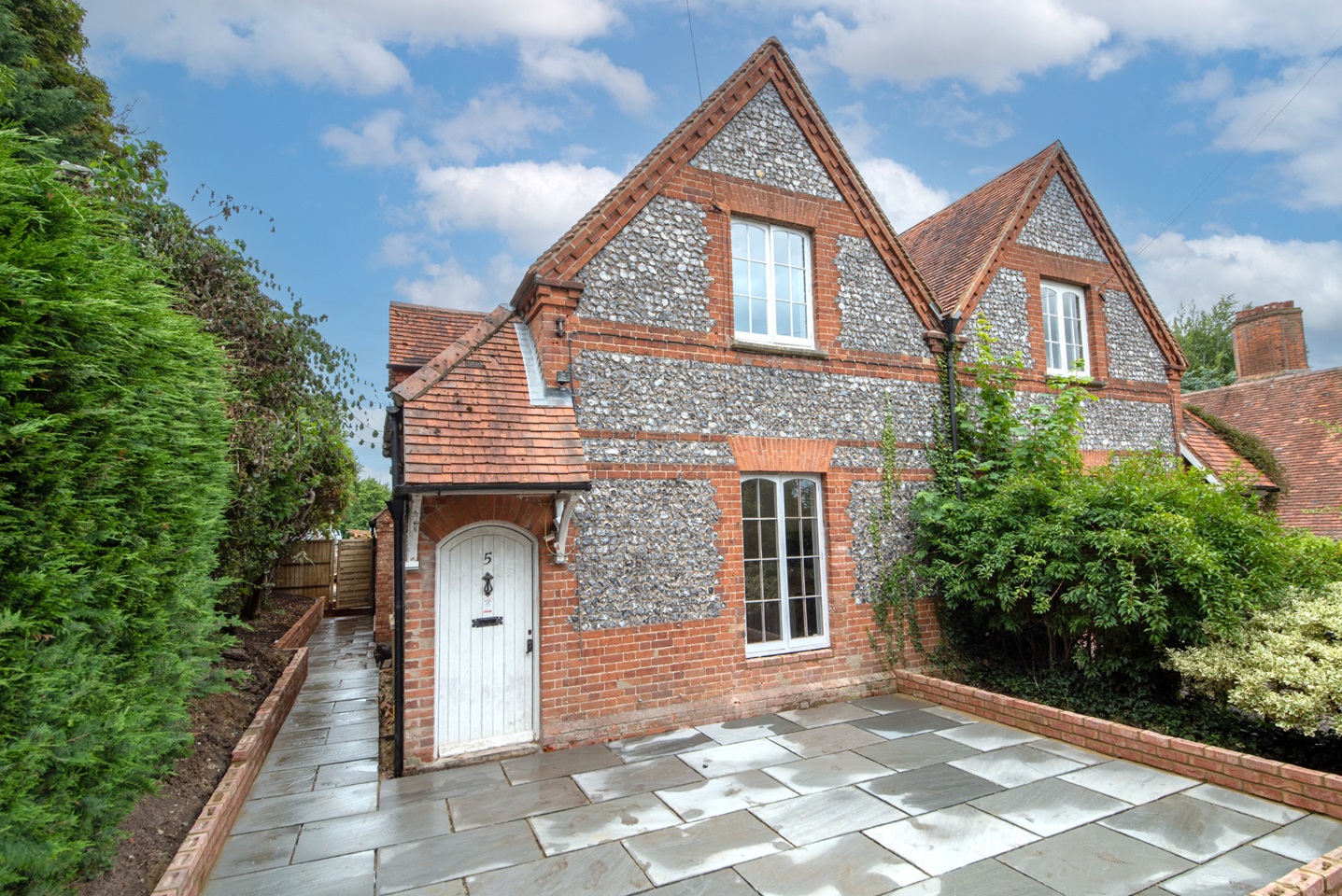 HenleyOnThames 3 Bed SemiDetached House, Hop Gardens, RG9 To Rent Now for £2,800.00 p/m