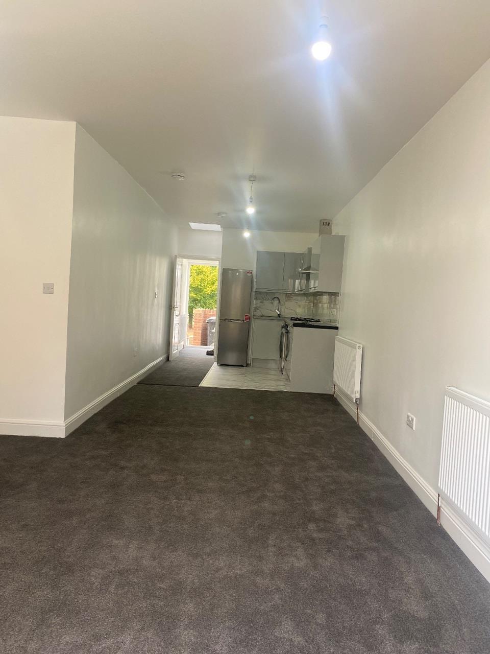 Northolt Studio Flat, Mandeville Road, UB5 To Rent Now for £1,350.