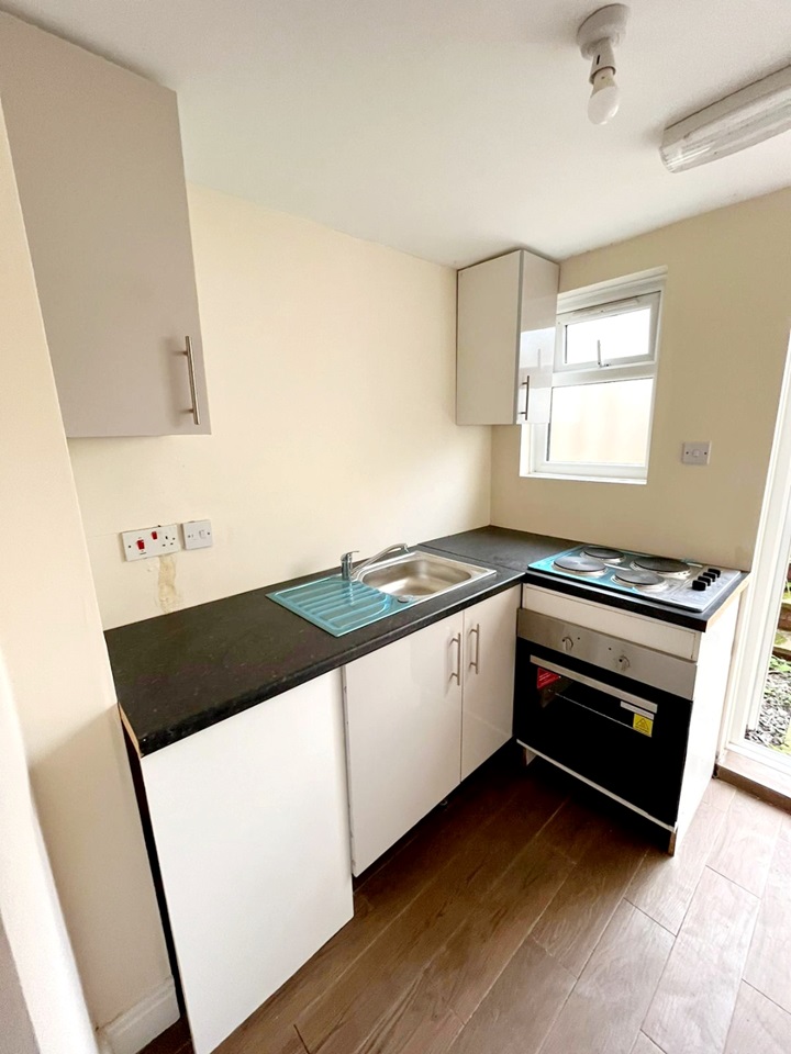 Maidenhead Studio Flat, Gordon Road, SL6 To Rent Now for £900.00 p/m