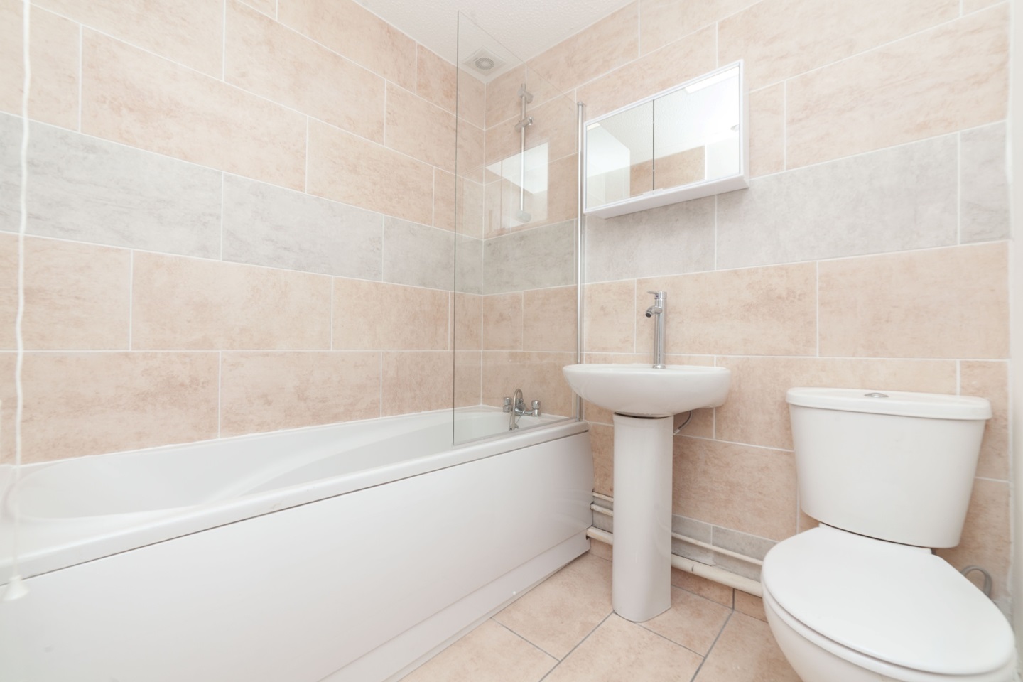 London 2 Bed Flat, Wrens Court, E13 To Rent Now for £1,625.00 p/m