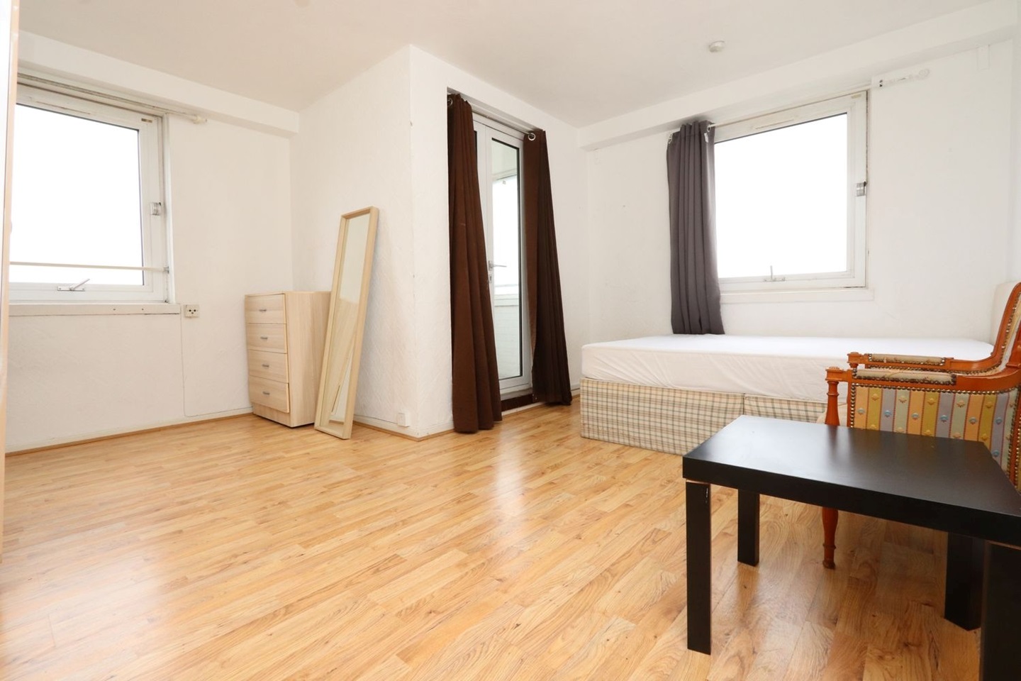 London Room in a Shared Flat, Offenbach House, E2 To Rent Now for £
