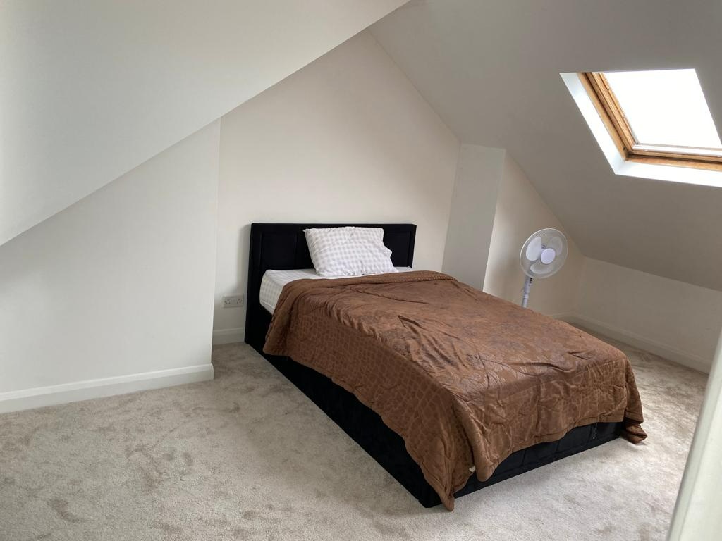 London Surrey Room in a Shared House, Warren Drive South, KT5 To