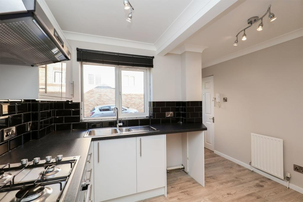 Dronfield 2 Bed Flat, Snape Hill Crescent, S18 To Rent Now for £650.00 p/m