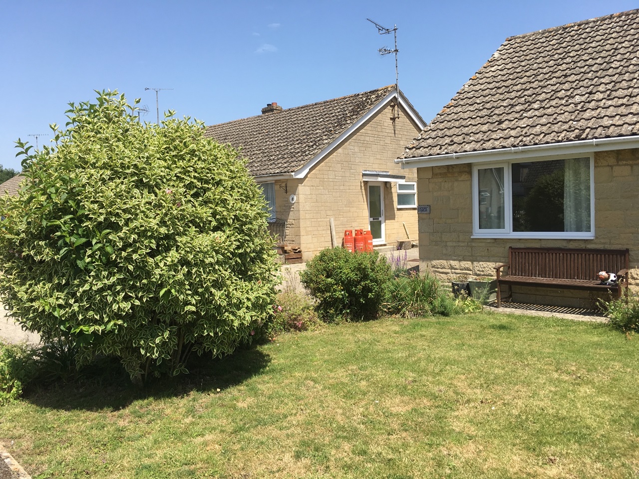 Cirencester 2 Bed Bungalow, Bettertons Close, GL7 To Rent Now for £