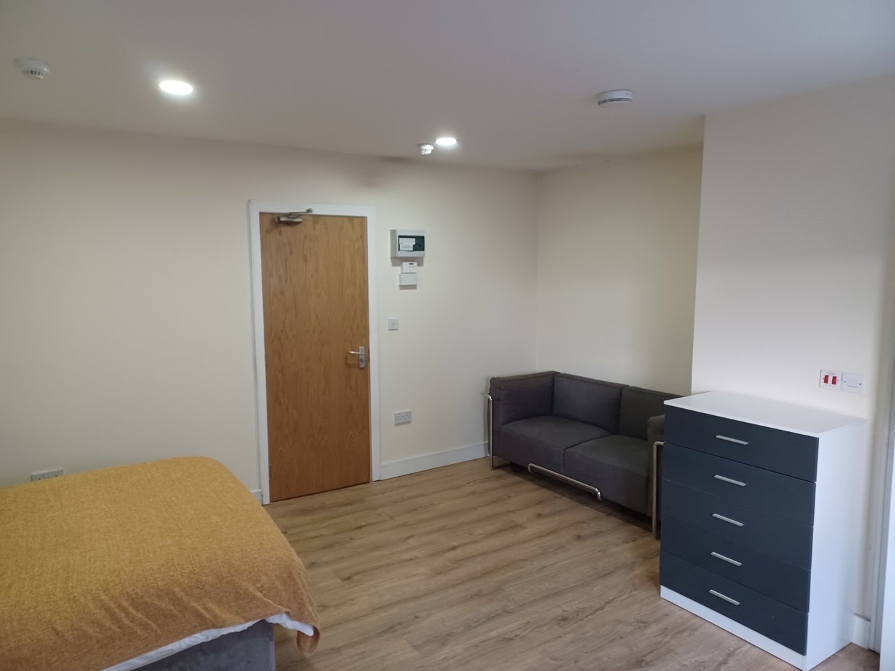 StokeOnTrent Bedsit, Sovereign House, ST4 To Rent Now for £470.00 p/m