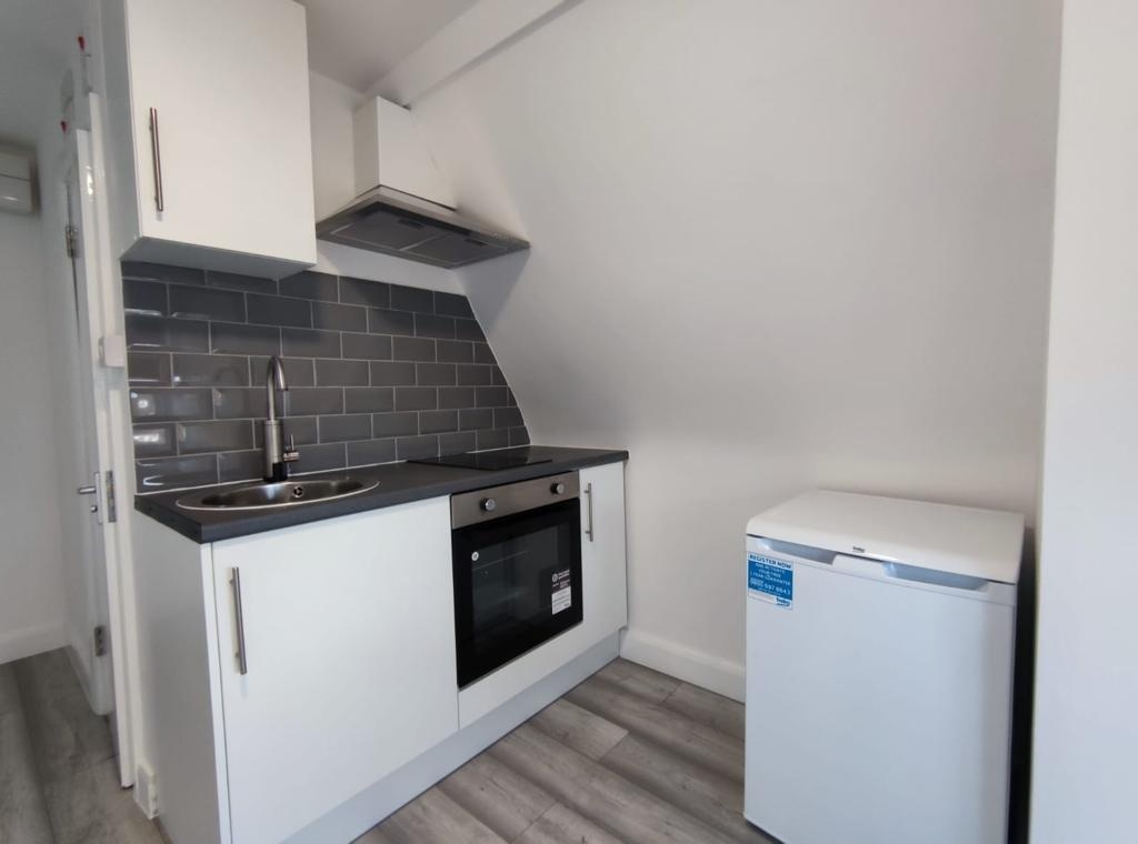 London Studio Flat, Finchley Road, NW11 To Rent Now for £1,280.46 p/m