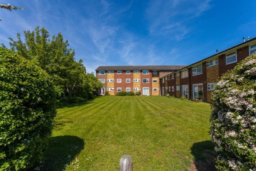 Mitcham Studio Flat, Imperial Gardens, CR4 To Rent Now for £1,100.