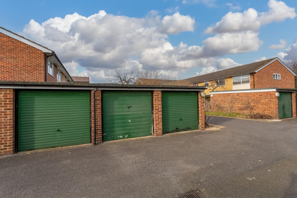 Mitcham Studio Flat, Imperial Gardens, CR4 To Rent Now for £1,100.