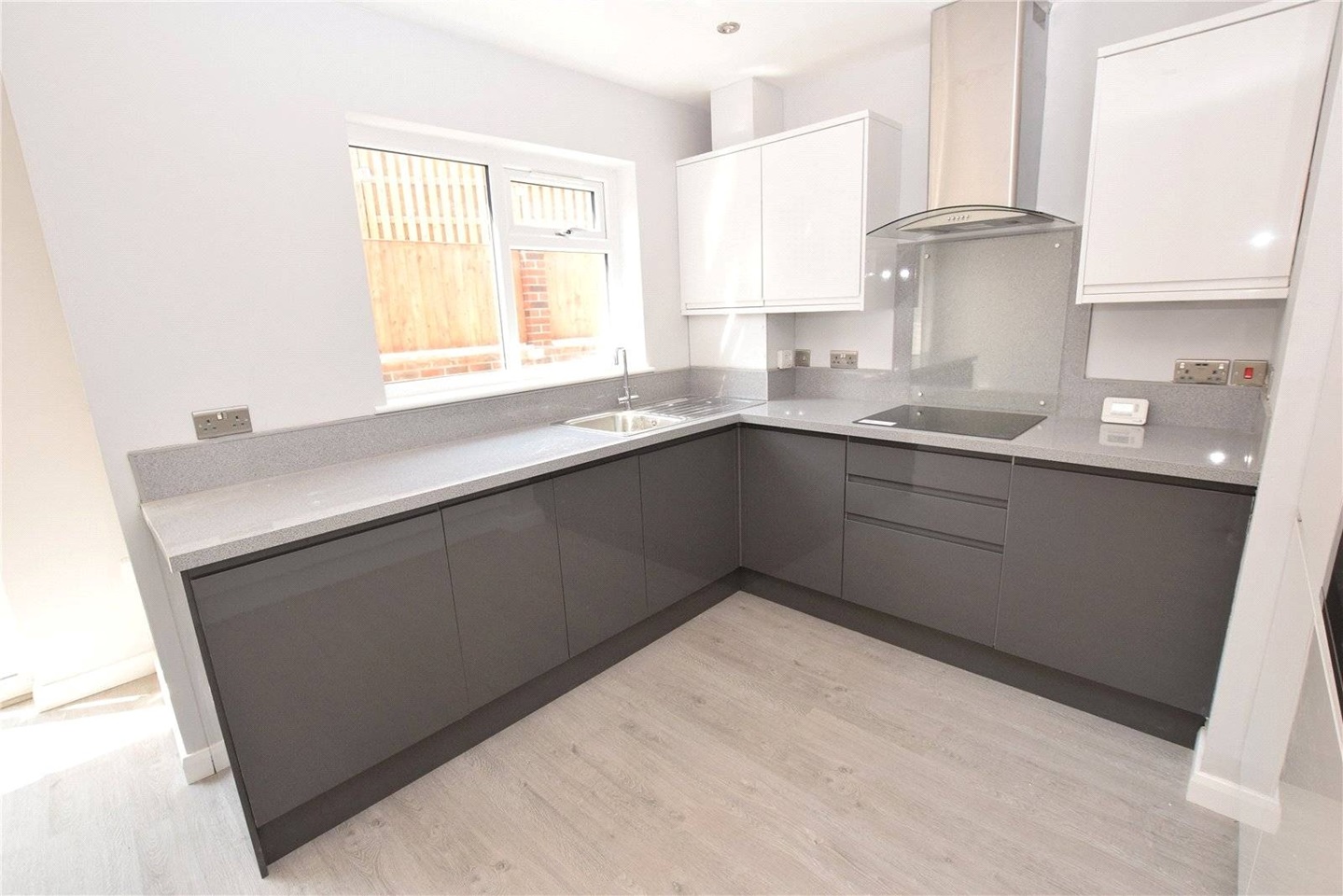 Leeds 3 Bed SemiDetached House, Stonecliffe Drive, LS12 To Rent