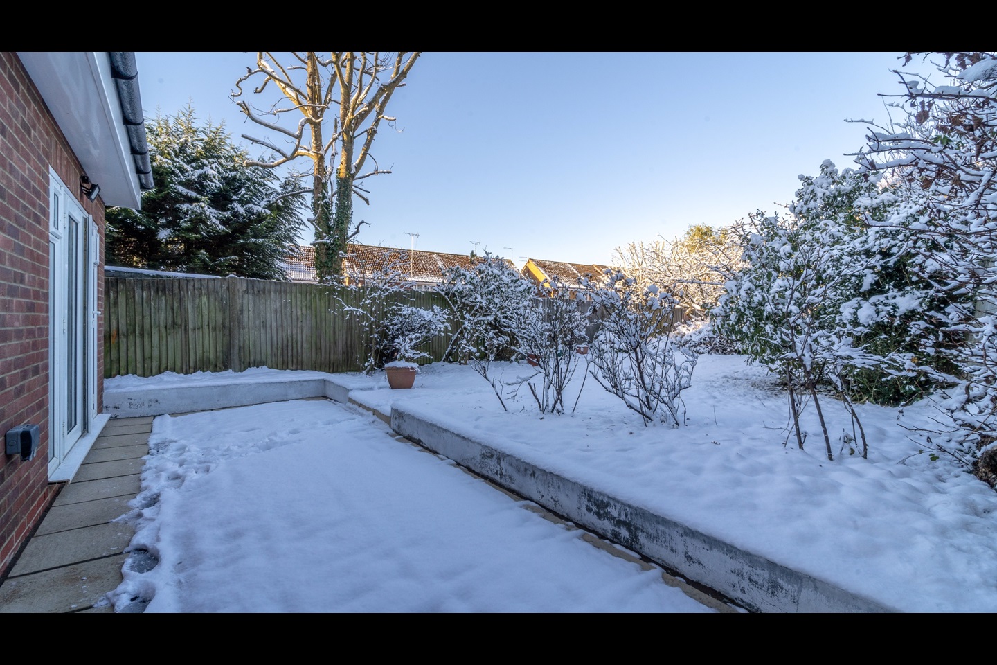 Borehamwood Studio Flat, Rowley Lane, WD6 To Rent Now for £1,500.00 p/m