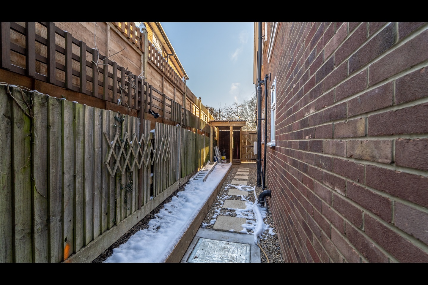 Borehamwood Studio Flat, Rowley Lane, WD6 To Rent Now for £1,500.00 p/m