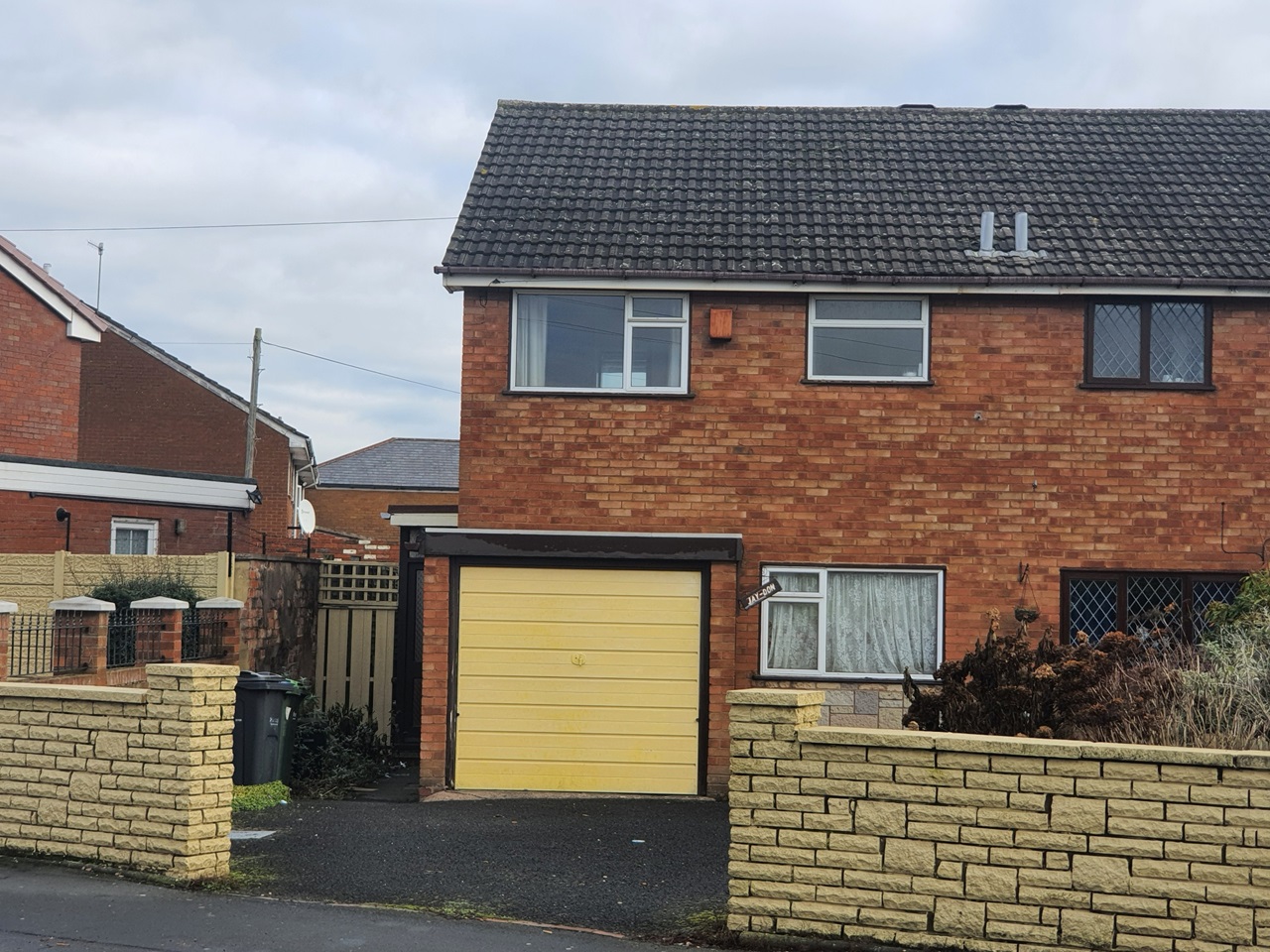 Cradley Heath 3 Bed SemiDetached House, Lawrence Lane, B64 To Rent