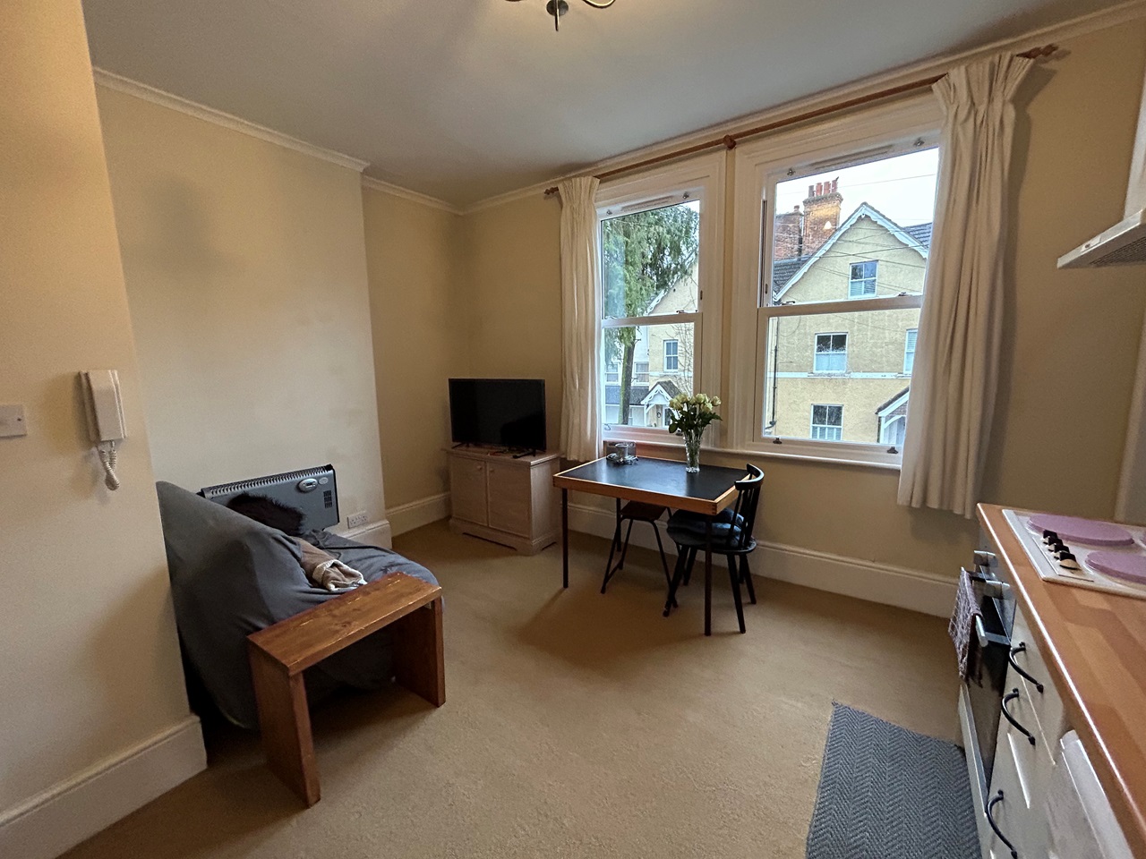 Reigate 1 Bed Flat, Holmesdale Road, RH2 To Rent Now for £900.00 p/m