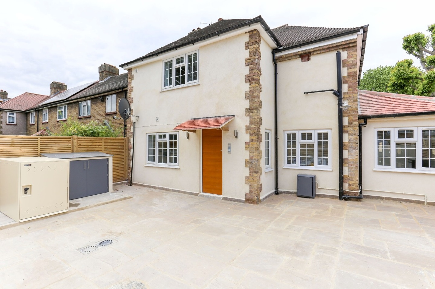 London Bedsit, Old Oak Common Lane, W3 To Rent Now for £1,350.00 p/m