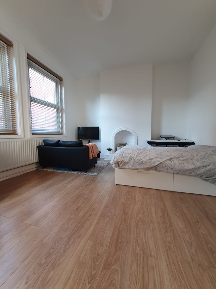 London Studio Flat, Hanley Court, N4 To Rent Now for £1,300.00 p/m