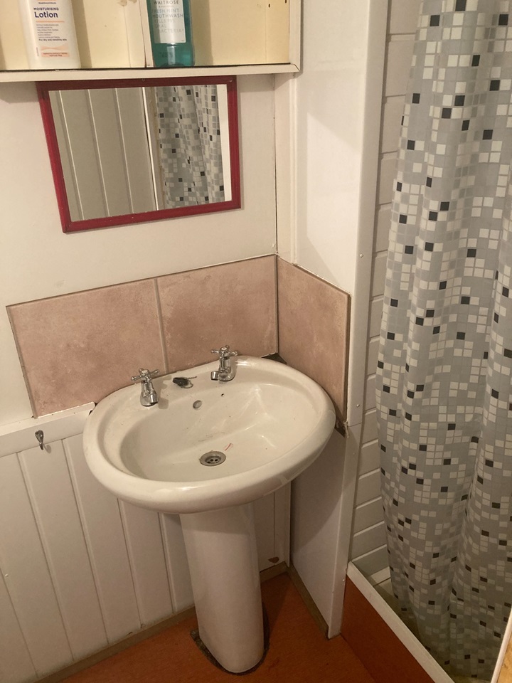 Charlwood, Horley Studio Flat, Ifield Road, RH6 To Rent Now for £