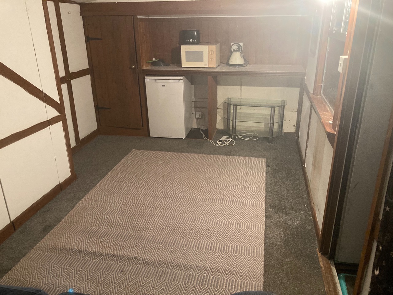 Charlwood, Horley Studio Flat, Ifield Road, RH6 To Rent Now for £