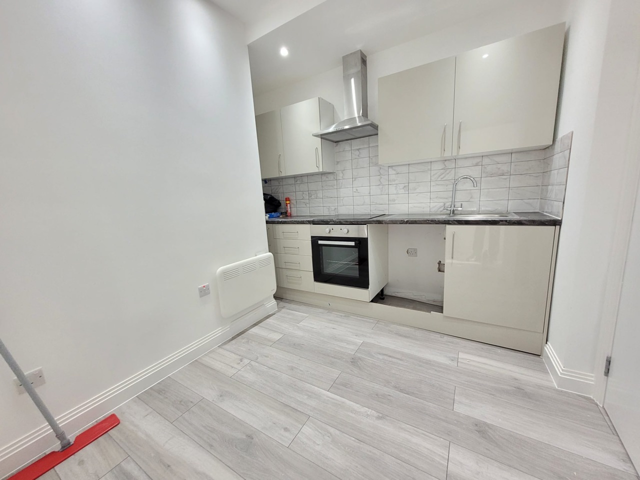 Waltham Cross Studio Flat, Swanfield Road, EN8 To Rent Now for £