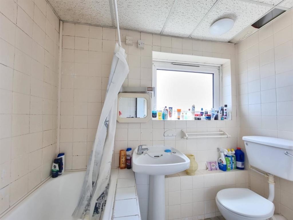 Barking 1 Bed Flat, Curzon Crescent, IG11 To Rent Now for £1,200.00 p/m