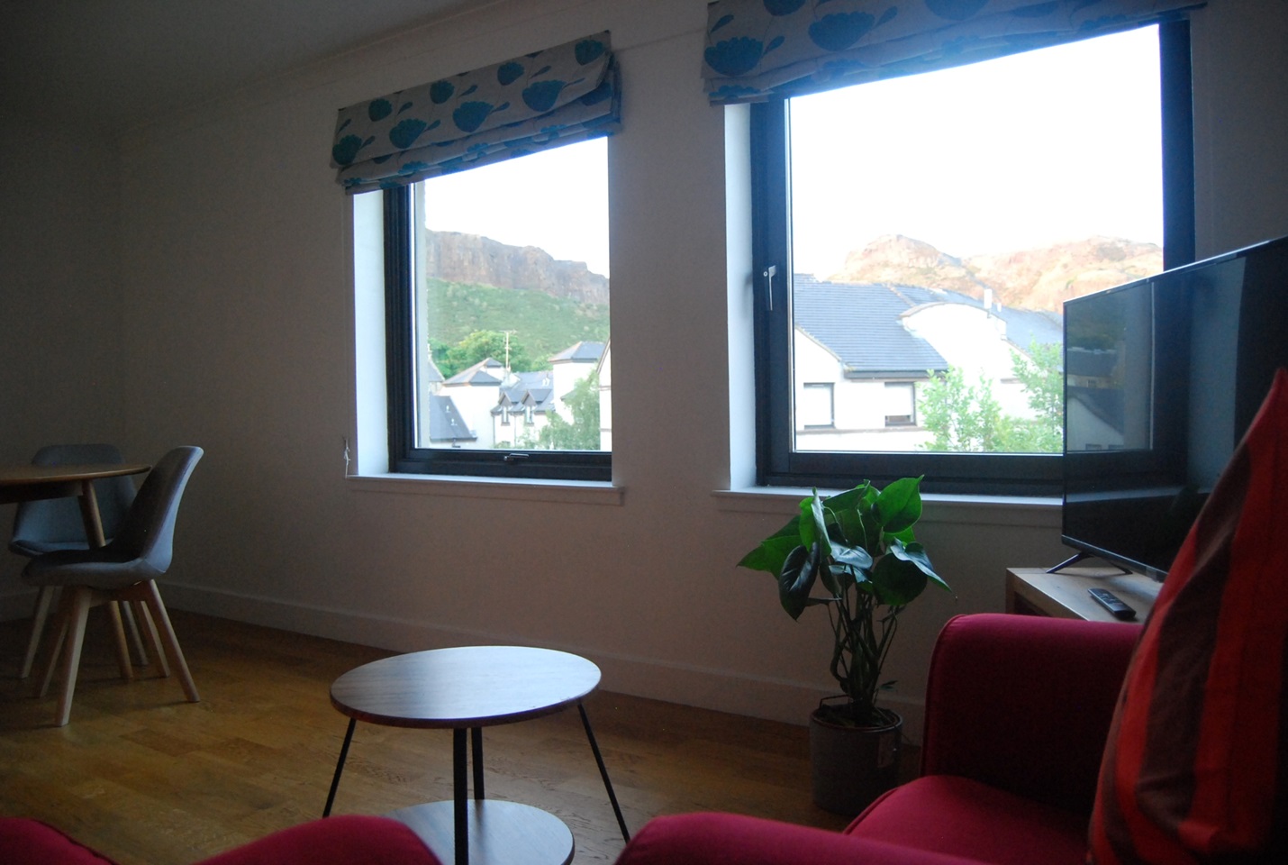 Edinburgh 2 Bed Flat, Hermits Croft, EH8 To Rent Now for £1,950.00 p/m