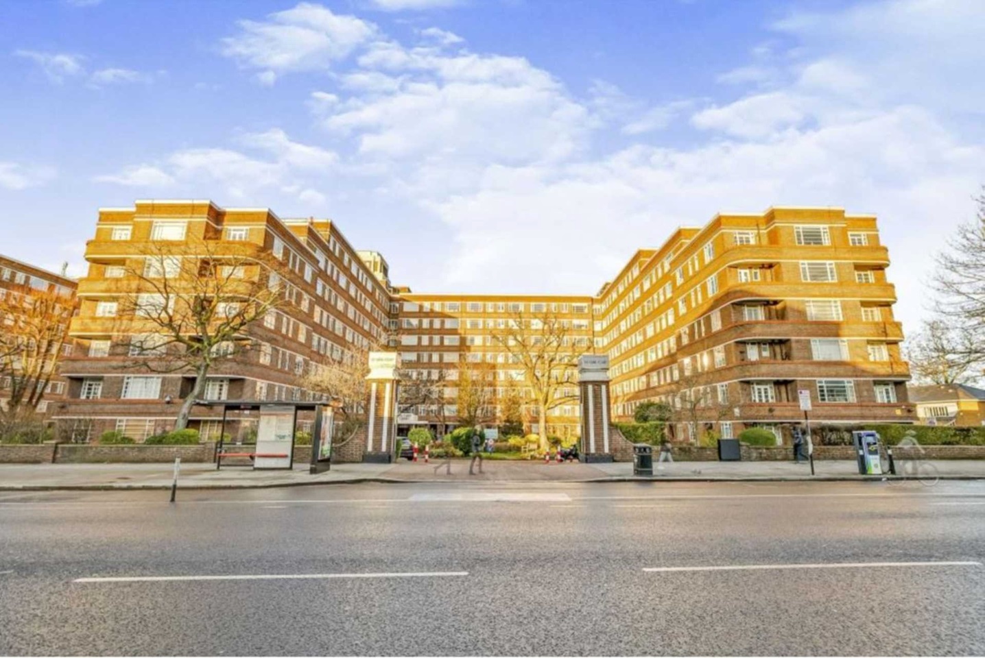 London Studio Flat, Du Cane Court, SW17 To Rent Now for £1,399.00 p/m