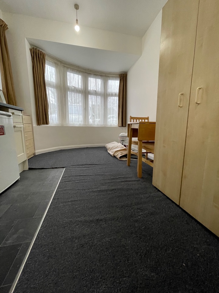 London Studio Flat, Brentmead Place, NW11 To Rent Now for £1,250.00 p/m