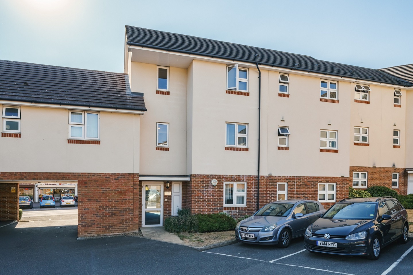 Stevenage 2 Bed Flat, Gray Court, SG1 To Rent Now for £1,300.00 p/m
