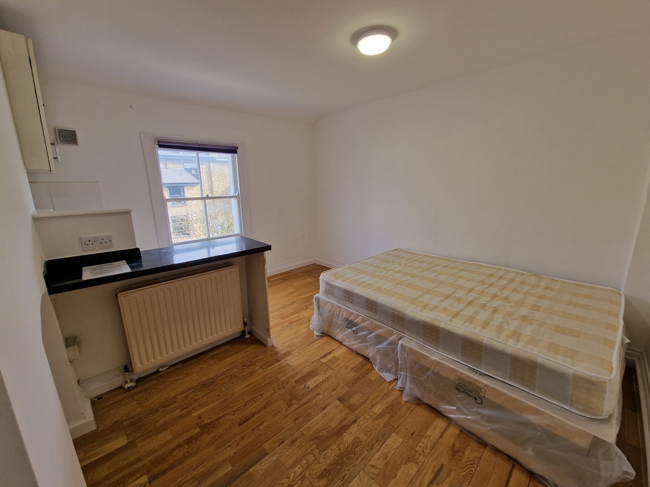 London Studio Flat, Finsbury Park Road, N4 To Rent Now for £950.00 p/m