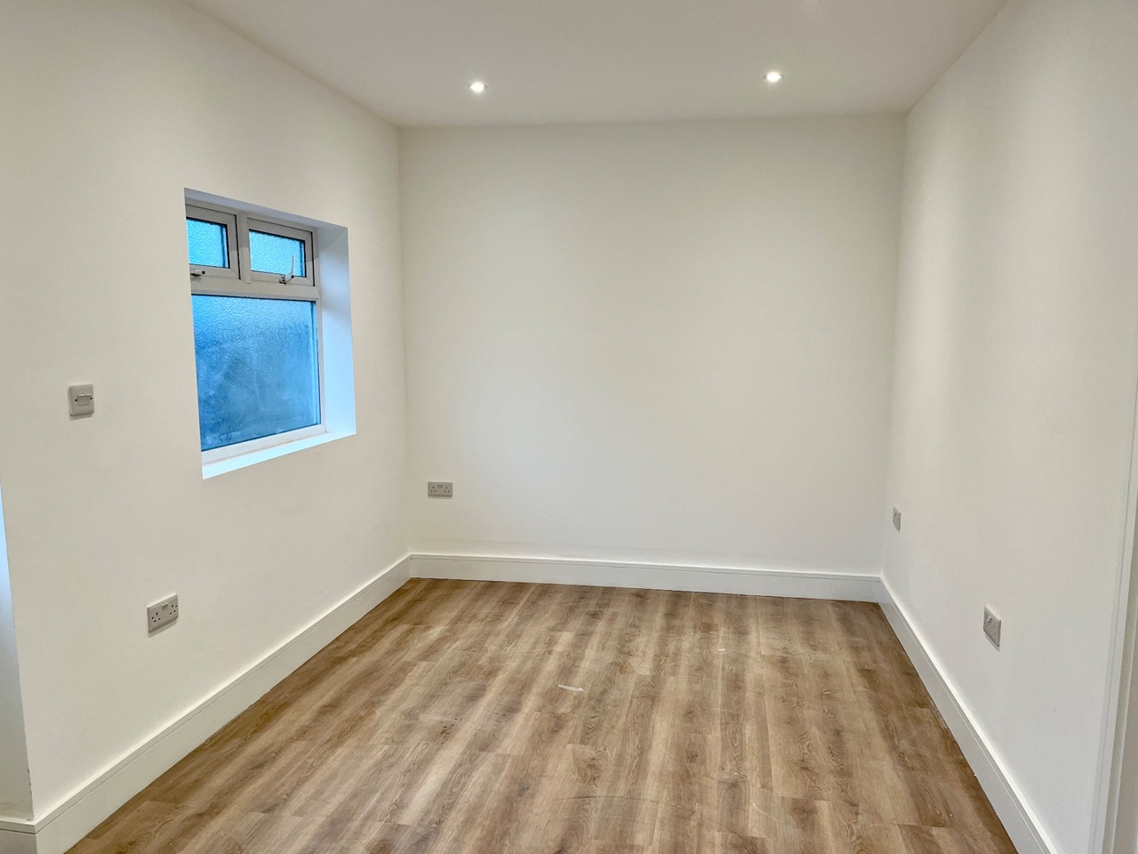 Hounslow 1 Bed Flat, Berkeley Avenue, TW4 To Rent Now for £1,200.00 p/m