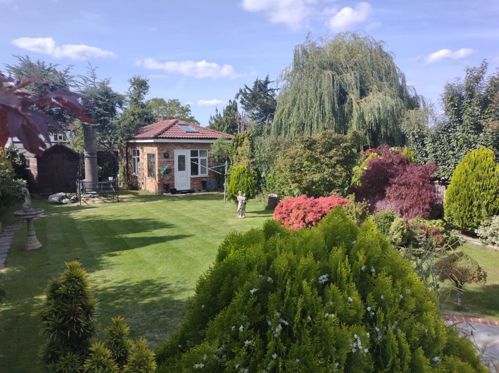 Surbiton Room in a Shared House, Tolworth Rise North, KT5 To Rent