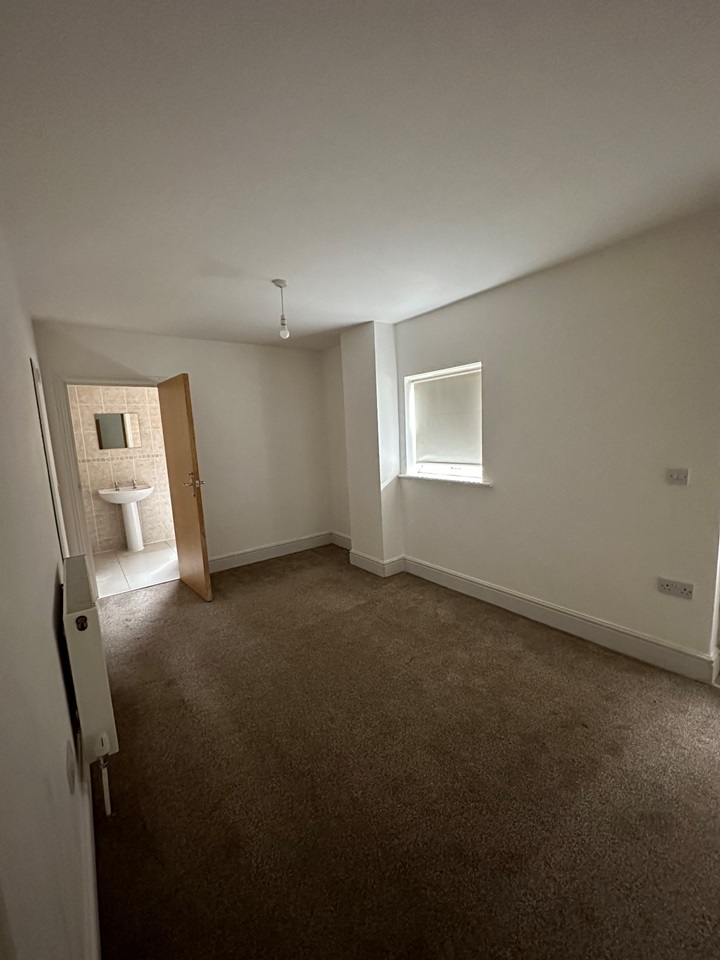 Grimsby 2 Bed Flat, Bargate, DN34 To Rent Now for £800.00 p/m