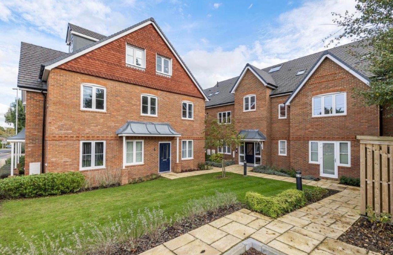 Hazlemere, High 1 Bed Flat, Amersham Road, HP15 To Rent Now for £1,850.00 p/m