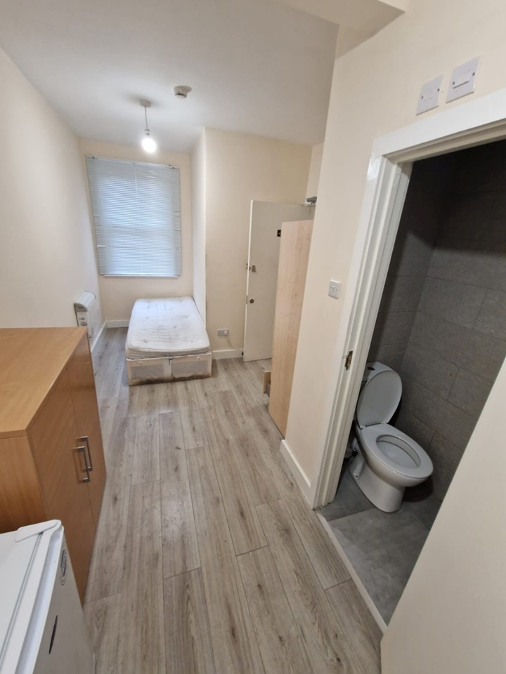 Erith Studio Flat, Holly Hill Road, DA8 To Rent Now for £892.54 p/m