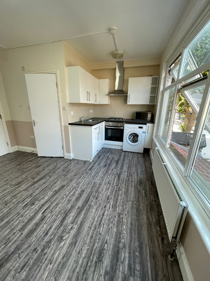 London 1 Bed Flat, Grangewood Street, E6 To Rent Now for £1,300.00 p/m