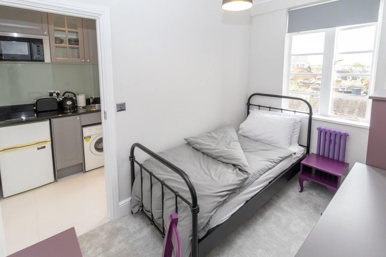 London Studio Flat, Du Cane Court, SW17 To Rent Now for £1,000.00 p/m