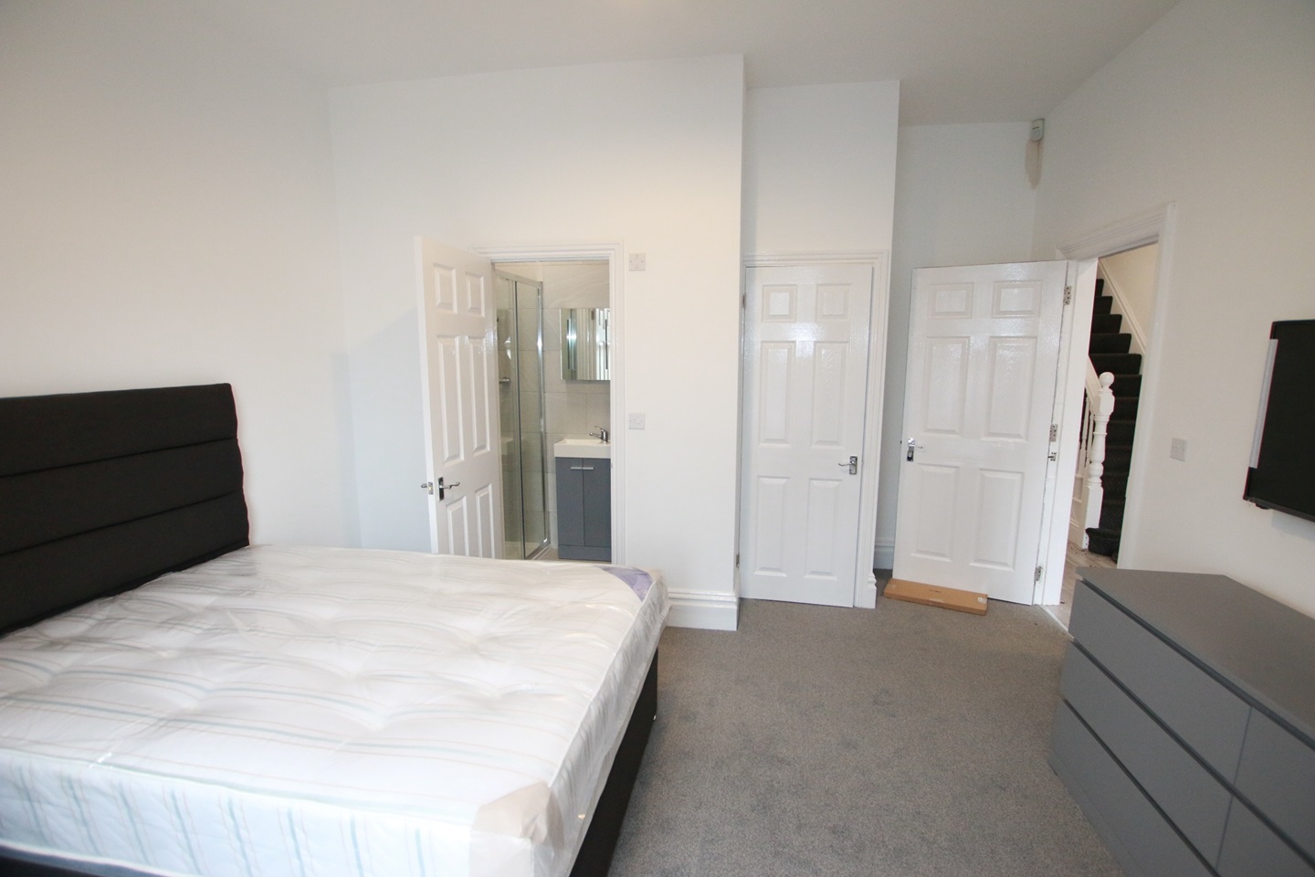 Reading Room in a Shared House, Wokingham Road, RG6 To Rent Now for