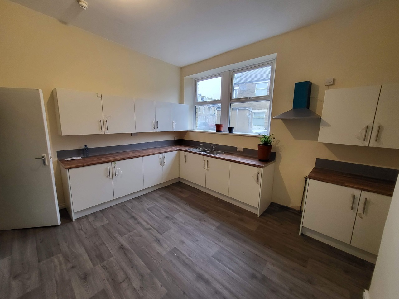 Huddersfield Room in a Shared House, Hebble Street, HD1 To Rent Now