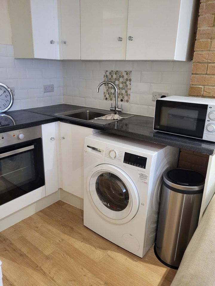 Milton Keynes Studio Flat, Fullers Slade, MK11 To Rent Now for £800