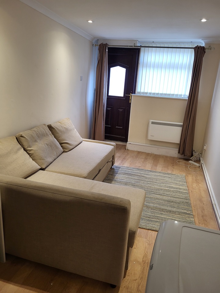 Milton Keynes Studio Flat, Fullers Slade, MK11 To Rent Now for £800