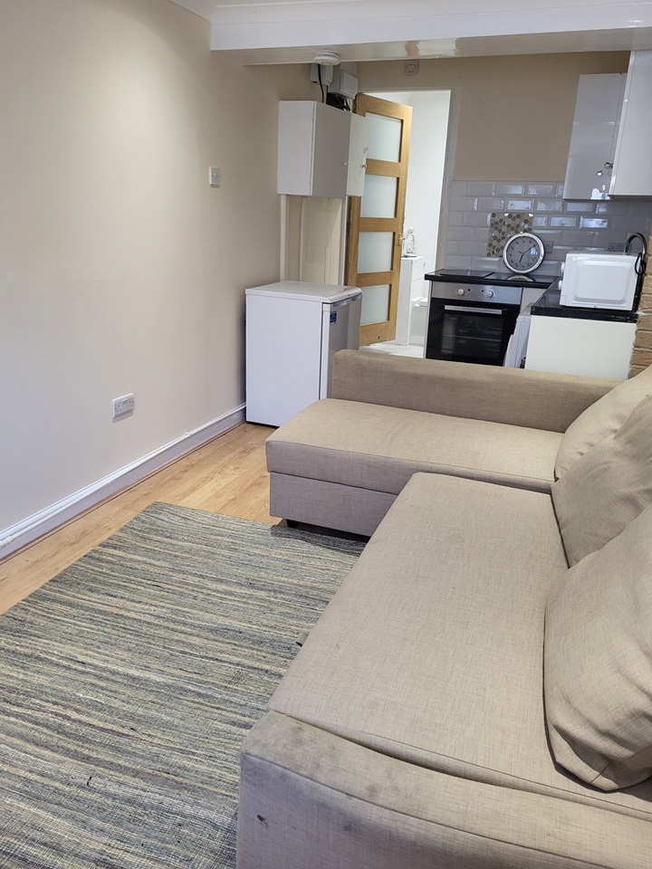 Milton Keynes Studio Flat, Fullers Slade, MK11 To Rent Now for £800
