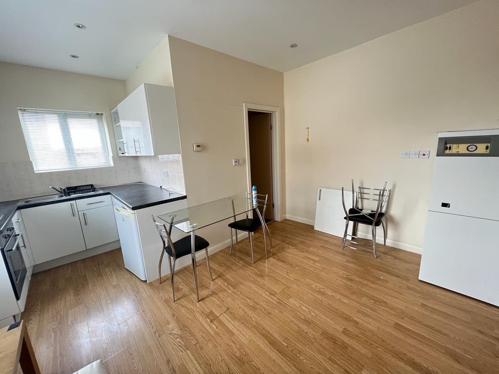London 1 Bed Flat, Charnwood Court, W5 To Rent Now for £1,350.00 p/m