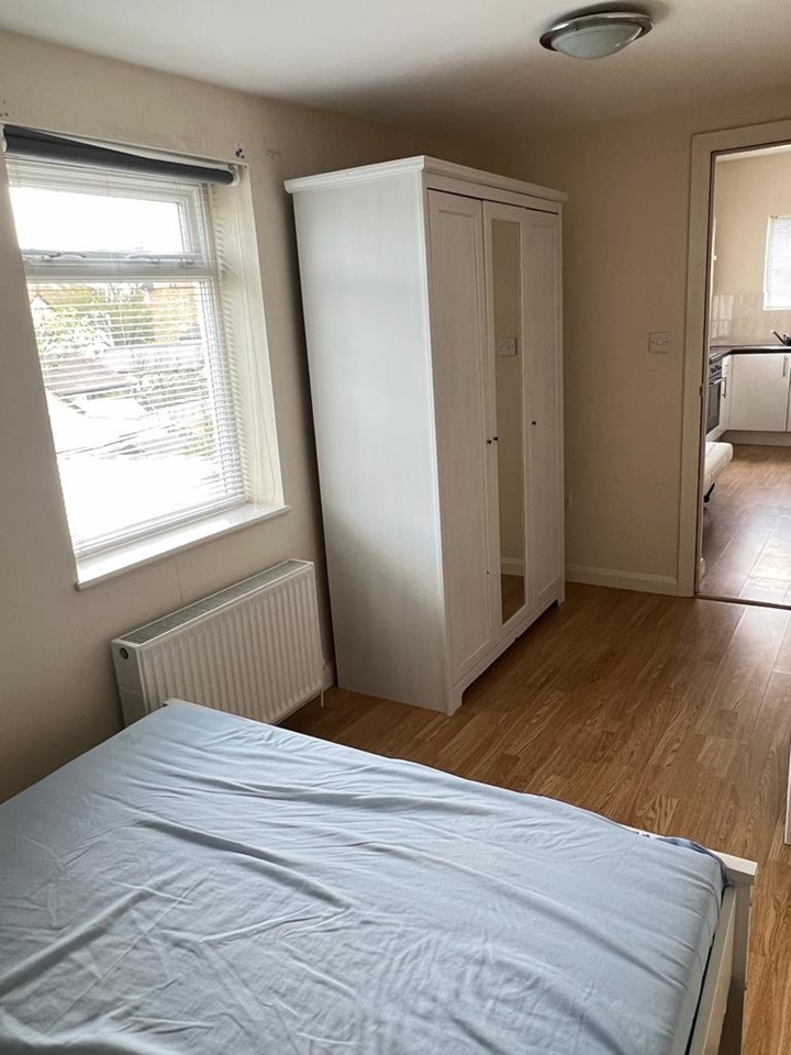 London 1 Bed Flat, Charnwood Court, W5 To Rent Now for £1,350.00 p/m