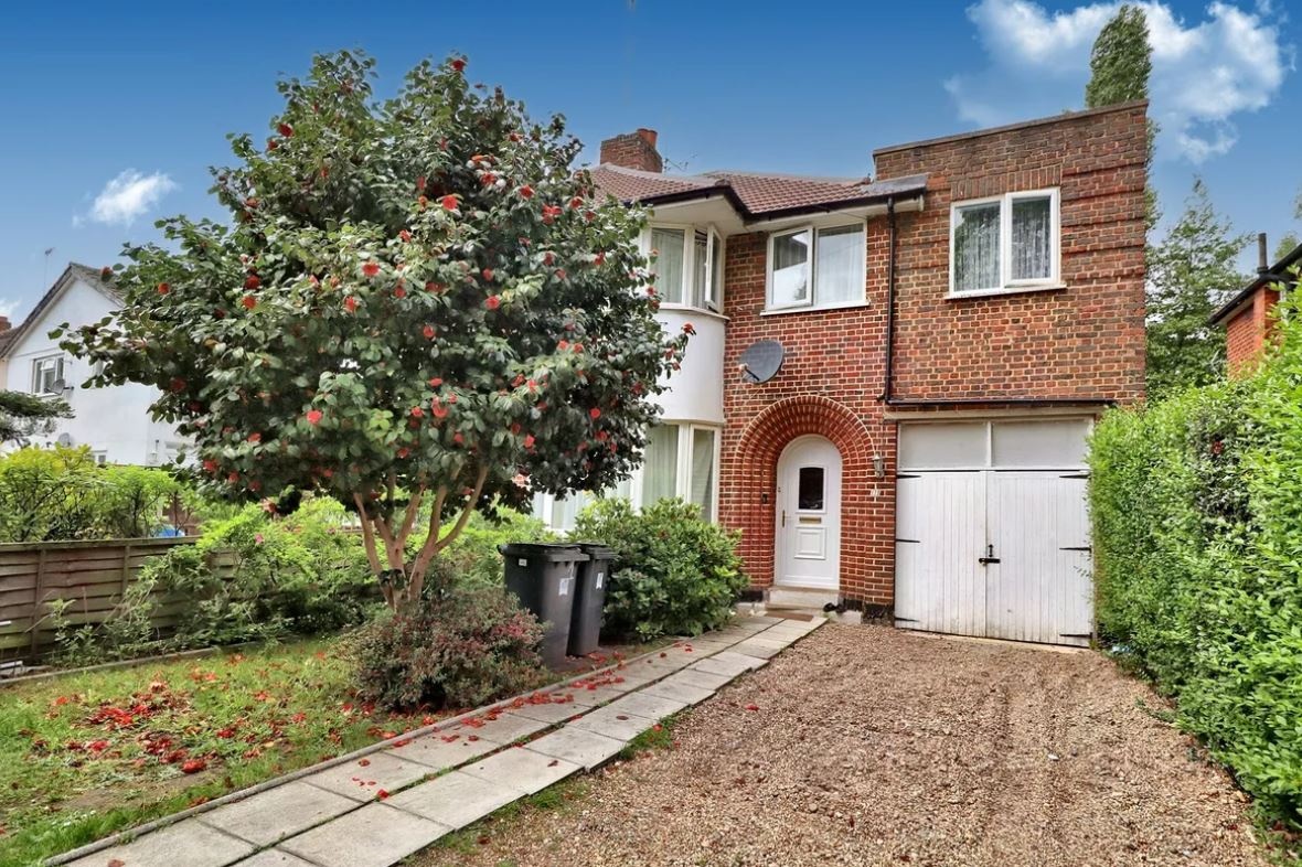 Woking Room in a Shared House, Oriental Road, GU22 To Rent Now for