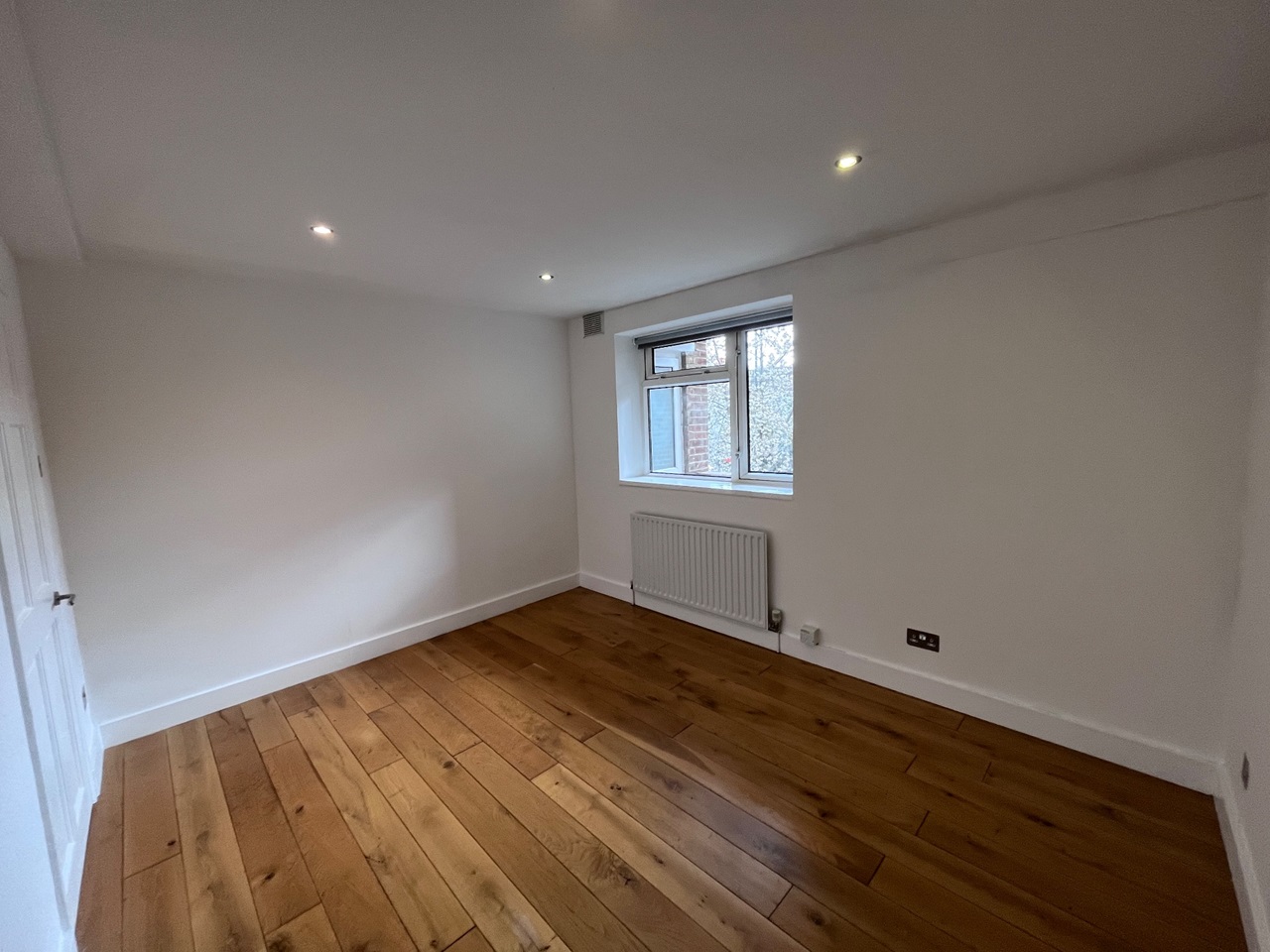 London 2 Bed Flat, Chertsey Court, SW14 To Rent Now for £1,850.00 p/m