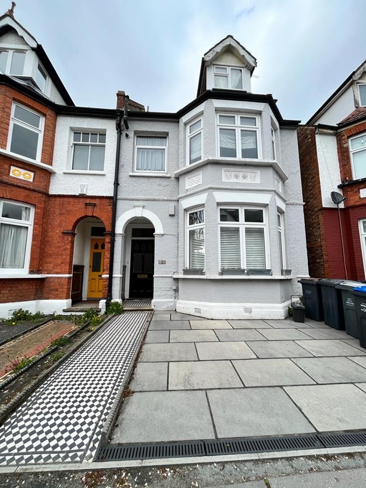 London 3 Bed Flat, Norbury Court Road, SW16 To Rent Now for £2,000.