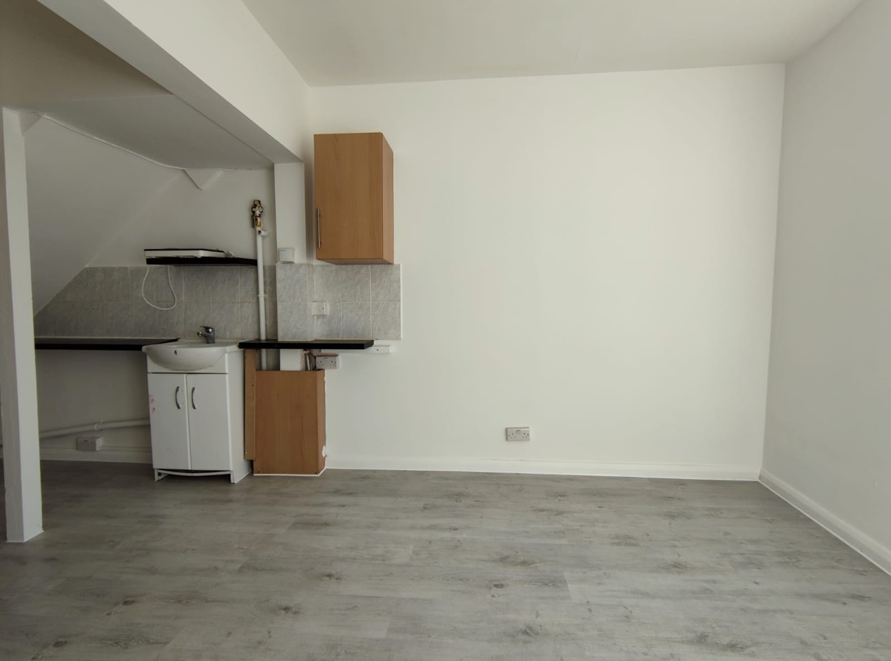 New Addington, Croydon Bedsit, Central Parade, CR0 To Rent Now for