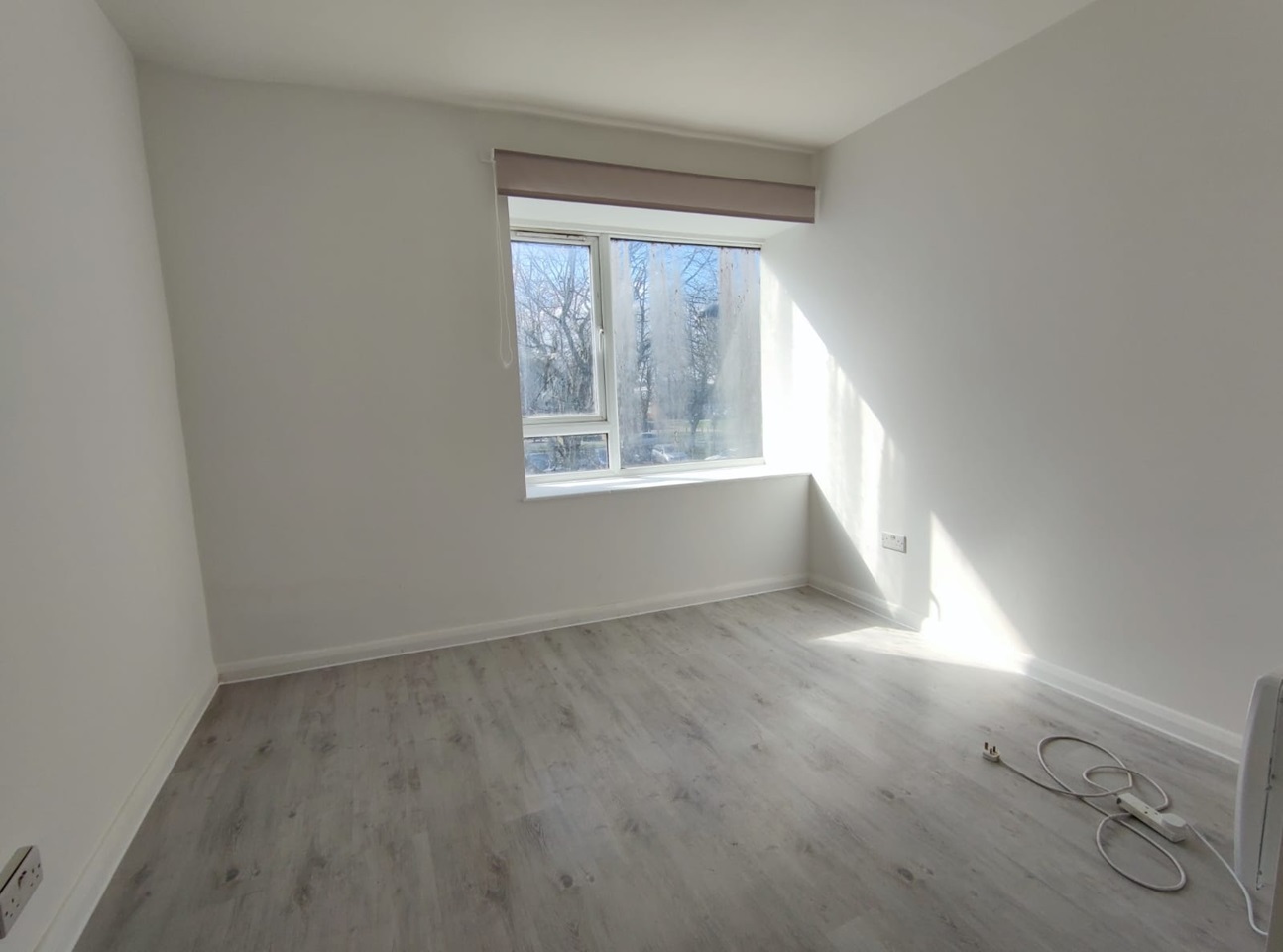 New Addington, Croydon Bedsit, Central Parade, CR0 To Rent Now for